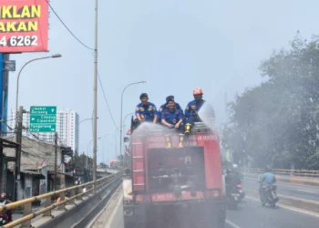 Kurangi Polusi Udara, BPBD Kota Tangerang Semprot Jalan-jalan Protokol