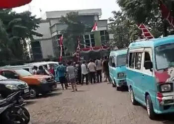 Jalanan Macet Dipicu Antrean Truk Sampah, Sopir Angkot Protes ke DLH Kota Tangerang