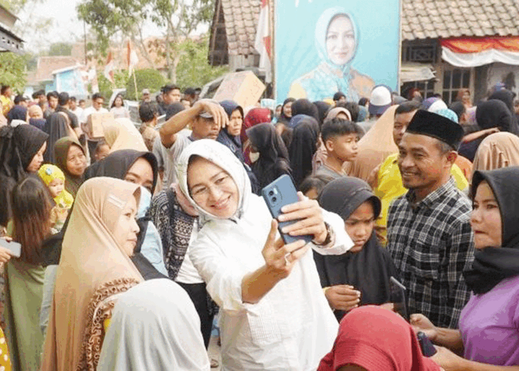 Bertemu Warga Lebak, Airin Dihadiahi Pusi, Begini Isinya