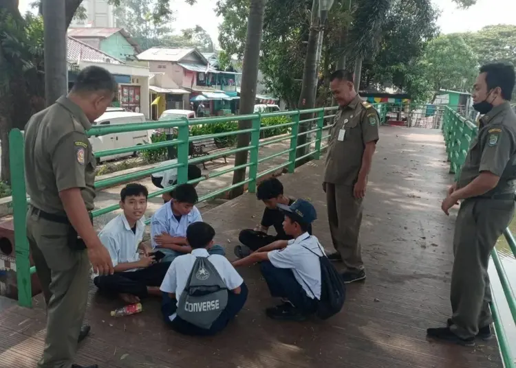 Cegah Tawuran, Satpol PP Kota Tangerang Tertibkan Siswa Bergerombol di Jam Pulang Sekolah