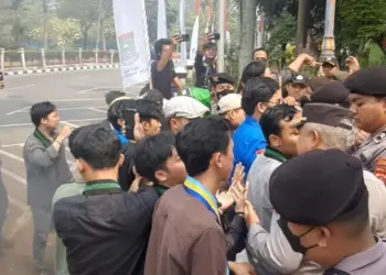 SALING DORONG: Aktivis mahasiswa yang tergabung dalam organisasi Himpunan Mahasiswa Islam (HMI) dan Pergerakan 
Mahasiswa Islam Indonesia (PMII) melakukan aksi unjuk rasa di depan Gedung DPRD Kabupaten Tangerang, Ka￾mis (31/8). Mereka menuntut 
transparansi terkait pengusulan Penjabat Bupati Tangerang. Demonstrasi itu diwarnai saling dorong antara pengunjukrasa dengan petugas keamanan serta aksi bakar ban. (ALFIAN HERIANTO/SATELIT NEWS)