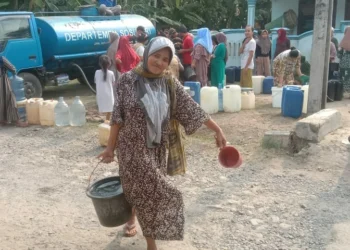 Warga Kecamatan Sukaresmi, Kabupaten Pandeglang, mengangkut air bersih, untuk kebutuhan sehari-hari, Senin (4/9/2023). Karena sejak sebulan lalu, daerah tersebut alami krisis air bersih. (ISTIMEWA)