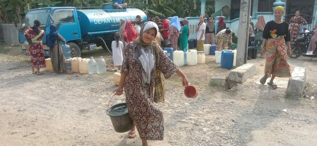 Warga Kecamatan Sukaresmi, Kabupaten Pandeglang, mengangkut air bersih, untuk kebutuhan sehari-hari, Senin (4/9/2023). Karena sejak sebulan lalu, daerah tersebut alami krisis air bersih. (ISTIMEWA)