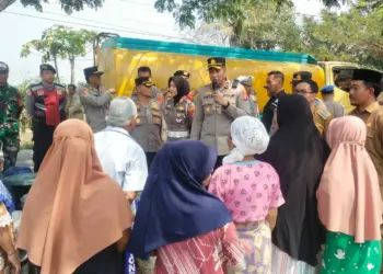 Polres Serang salurkan bantuan air bersih ke Carenang, Selasa (5/9/2023). (ISTIMEWA)