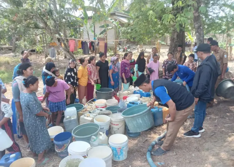 Ratusan warga Kecamatan Sindangresmi, Kabupaten Pandeglang, menerima bantuan air bersih, Selasa (5/9/2023). (FAHRIE/SATELITNEWS)