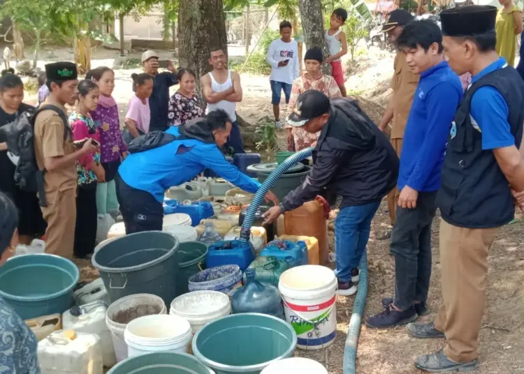 Warga Kecamatan Sindangresmi, antre air bersih akibat terdampak kemarau panjang, beberapa waktu lalu. (DOKUMEN/SATELITNEWS.COM)