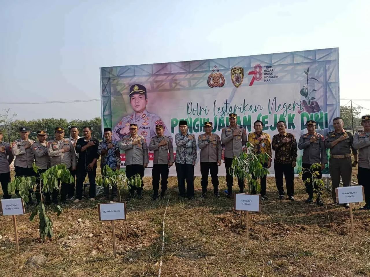 Polres dan jajaran Muspida Kabupaten Serang, tanam pohon di Puspemkab, Kamis (7/9/2023). (SIDIK/SATELITNEWS.COM)