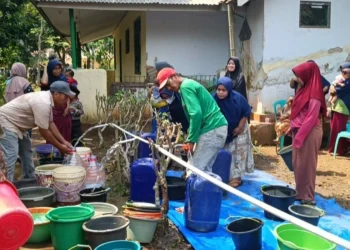 Warga Desa Kadubanen, Kecamatan Banjar, Kabupaten Pandeglang, mengambil air bersih dari sumur bor, Kamis (7/9/2023). (FAHRIE/SATELITNEWS.COM)