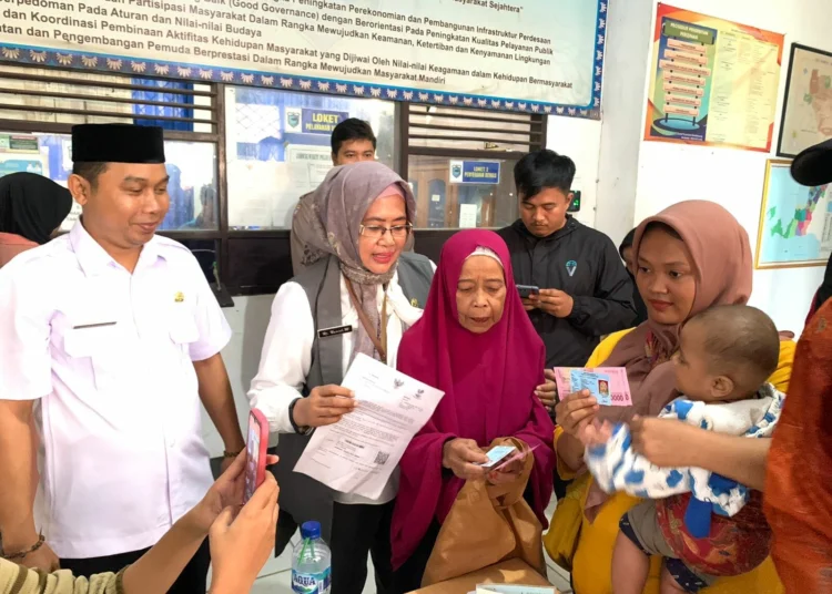 Plt Kepala Dinas Sosial (Dinsos) Pandeglang, Nuriah, mengawasi pencairan Bansos di Kecamatan Mandalawangi, Rabu (13/9/2023). (FAHRIE/SATELITNEWS.COM)