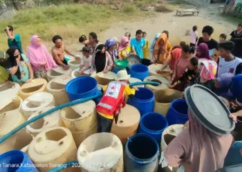 Warga Kabupaten Serang, antre air bersih di musim kemarau yang mengakibatkan kekeringan. (ISTIMEWA)