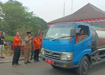 Pemkab Serang salurkan belasan tangki air bersih, ke lokasi terdampak kemarau panjang (krisis air bersih), Selasa (19/9/2023). (SIDIK/SATELITNEWS.COM)