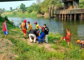 Seorang pria ditemukan tewas di Sungai Ciujung, Kamis (21/9/2023). (ISTIMEWA)