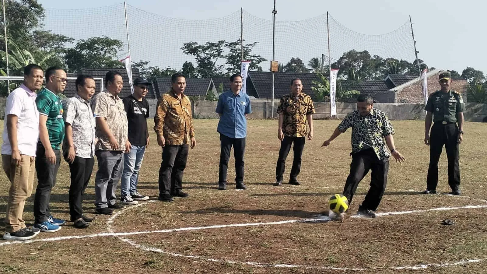 Sekda Kabupaten Pandeglang Ali Fahmi Sumanta, menendang bola pembukaan liga Porwan, dalam rangka HUT Porwan ke 2, Kamis (21/9/2023). (FAHRIE/SATELITNEWS.COM)