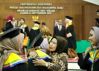 Bupati Serang Ratu Tatu Chasanah, berpelukan dengan seorang wisudawati, Jumat (22/9/2023). (ISTIMEWA)