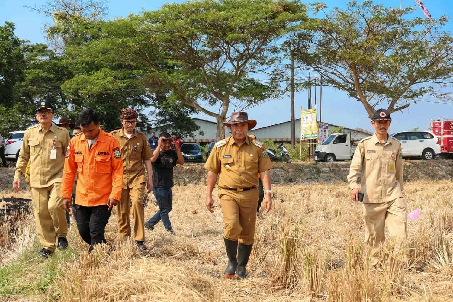 Pj Gubernur Banten Al Muktabar didampingi Kalak BPBD Banten dan jajarannya, meninjau lokasi lahan persawahan yang mengalami kekeringan akibat terdampak kemarau panjang dan fenomena El Nino. (ISTIMEWA)