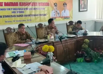 Pj Sekda Kabupaten Serang, Nanang Supriatna, memimpin rapat koordinasi tim pengendali inflasi daerah. (ISTIMEWA)