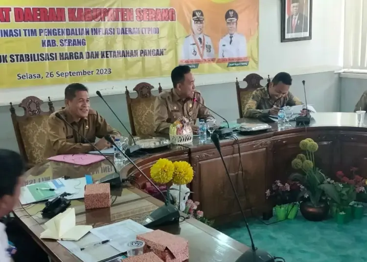 Pj Sekda Kabupaten Serang, Nanang Supriatna, memimpin rapat koordinasi tim pengendali inflasi daerah. (ISTIMEWA)