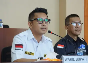 Wakil Bupati (Wabup) Pandeglang Tanto Warsono Arban, menyampaikan pendapat di acara Rakor bersama KI yang digelar secara daring, Selasa (26/9/2023). (FAHRIE/SATELITNEWS.COM)