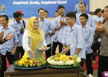 Ketua Porwan Pandeglang Tb. Agus Jamaluddin, memberikan potongan tumpeng ke Bupati Pandeglang Irna Narulita, Jumat (29/9/2023). (ISTIMEWA)