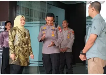 BERBINCANG–Anggota Komosi III DPR RI, Adde Rosi Khoerunnisa, berbincang dengan Kapolres Pandeglang AKBP Belny Warlansyaah. (FAHRIE/SATELITNEWS.COM)