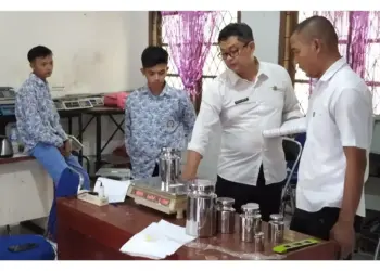 Petugas UPT Metrologi Legal Diskoperindag Kabupaten Pandeglang, lakukan tera ulang puluhan alat ukur, timbangan, milik salah satu perusahaan ekspedisi, beberapa waktu lalu. (DOKUMEN/SATELITNEWS.COM)