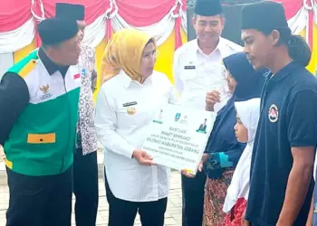 Bupati Serang Ratu Tatu Chasanah, secara simbolis menyalurkan bantuan dari BAZNAS Kabupaten Serang kepada masyarakat. (ISTIMEWA)