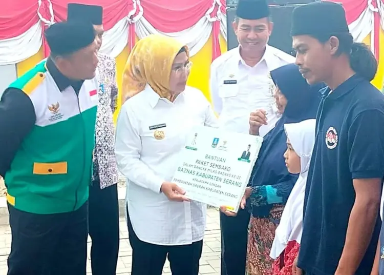 Bupati Serang Ratu Tatu Chasanah, secara simbolis menyalurkan bantuan dari BAZNAS Kabupaten Serang kepada masyarakat. (ISTIMEWA)