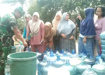 TNI Saluran Ribuan Liter Air Bersih ke Lebak