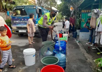 Air Warga di Periuk Jaya Keruh, Polrestro Tangerang Kota Beri Bantuan Air Bersih