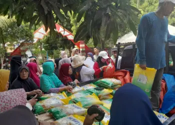 Tak Sampai Setengah Jam, 100 Paket Beras SPHP di Kelurahan Belendung Ludes Terjual