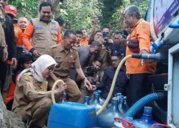 Bupati Lebak Turun Langsung Salurkan Air Bersih, Iti: SDM dan Peralatan Terbatas