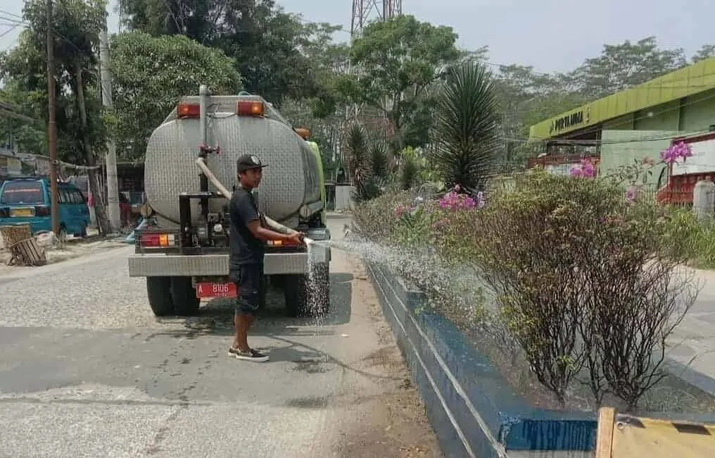 DLH Lebak Kewalahan Siram Tanaman Saat Musim Kemarau