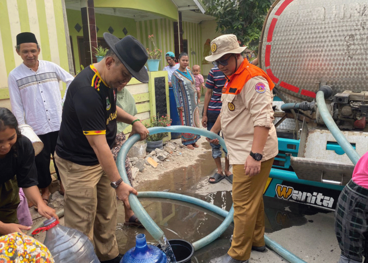 Kwarda Banten Salurkan Air Bersih Untuk Warga Carenang