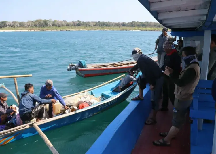 Petugas Balai TNUK, memeriksa perahu nelayan yang menangkap ikan di kawasan konservasi, Senin (2/10/2023). (ISTIMEWA)