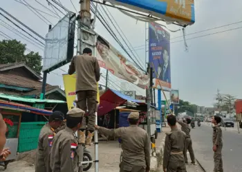 Personel Dinas Satpol-PP Kabupaten Serang, tertibkan APK dan APS yang dianggap melanggar dan carut marut, Senin (2/10/2023). (SIDIK/SATELITNEWS.COM)