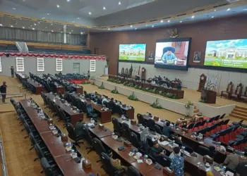 Rapat Paripurna Pemandangan Umum Fraksi-fraksi terhadap nota pengantar Pj Gubernur tentang Raperda Penanaman Modal, di gedung DPRD Banten, Kamis (5/10/2023). (LUTHFI/SATELITNEWS.COM)