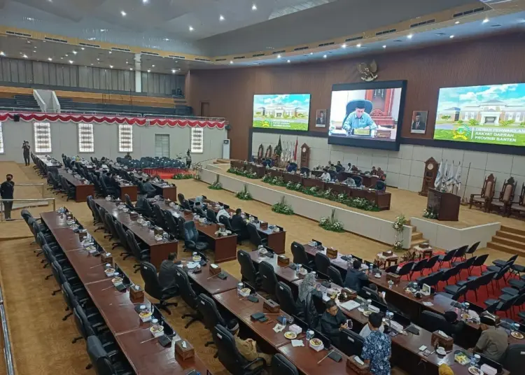 Rapat Paripurna Pemandangan Umum Fraksi-fraksi terhadap nota pengantar Pj Gubernur tentang Raperda Penanaman Modal, di gedung DPRD Banten, Kamis (5/10/2023). (LUTHFI/SATELITNEWS.COM)