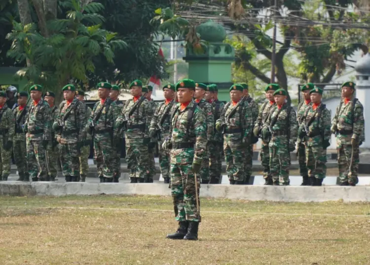 Personel TNI dari Satuan Kodim 0601 Pandeglang, menggelar apel peringatan HUT TNI ke 78, di halaman Makodim setempat, Kamis (5/10/2023). (FAHRIE/SATELITNEWS.COM)