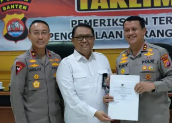 Kapolda Banten (kanan), bersama perwakilan BPK RI, berfoto bersama, Rabu (11/10/2023). (ISTIMEWA)