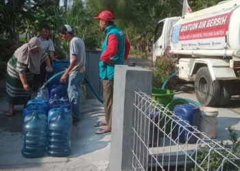 Sejumlah warga di Pandeglang, mendapat bantuan air bersih. (ISTIMEWA)