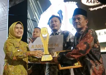 Bupati Serang Ratu Tatu Chasanah, memberikan hadiah kepada pemenang Lomba Kampung Bersih dan Aman (LKBA). (ISTIMEWA)