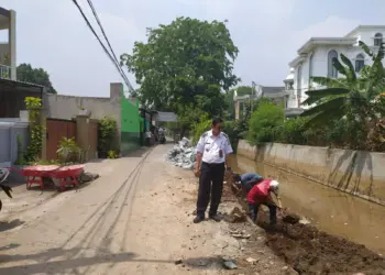 Lurah Peninggalan Utara, Kecamatan Ciledug, Kota Tangerang, Agus Lesmana, meninjau pembangunan turap. (ISTIMEWA)