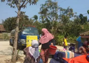 Warga Pandeglang, mendapat bantuan air bersih, beberapa waktu lalu. (ISTIMEWA)