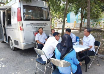 Dinas Penanaman Modal dan Pelayanan Terpadu Satu Pintu (DPMPTSP) Kabupaten Serang, gencar melakukan pelayanan perizinan melalui mobil keliling. Hal itu dilakukan, untuk mendekatkan pelayanan terhadap masyarakat. (ISTIMEWA)