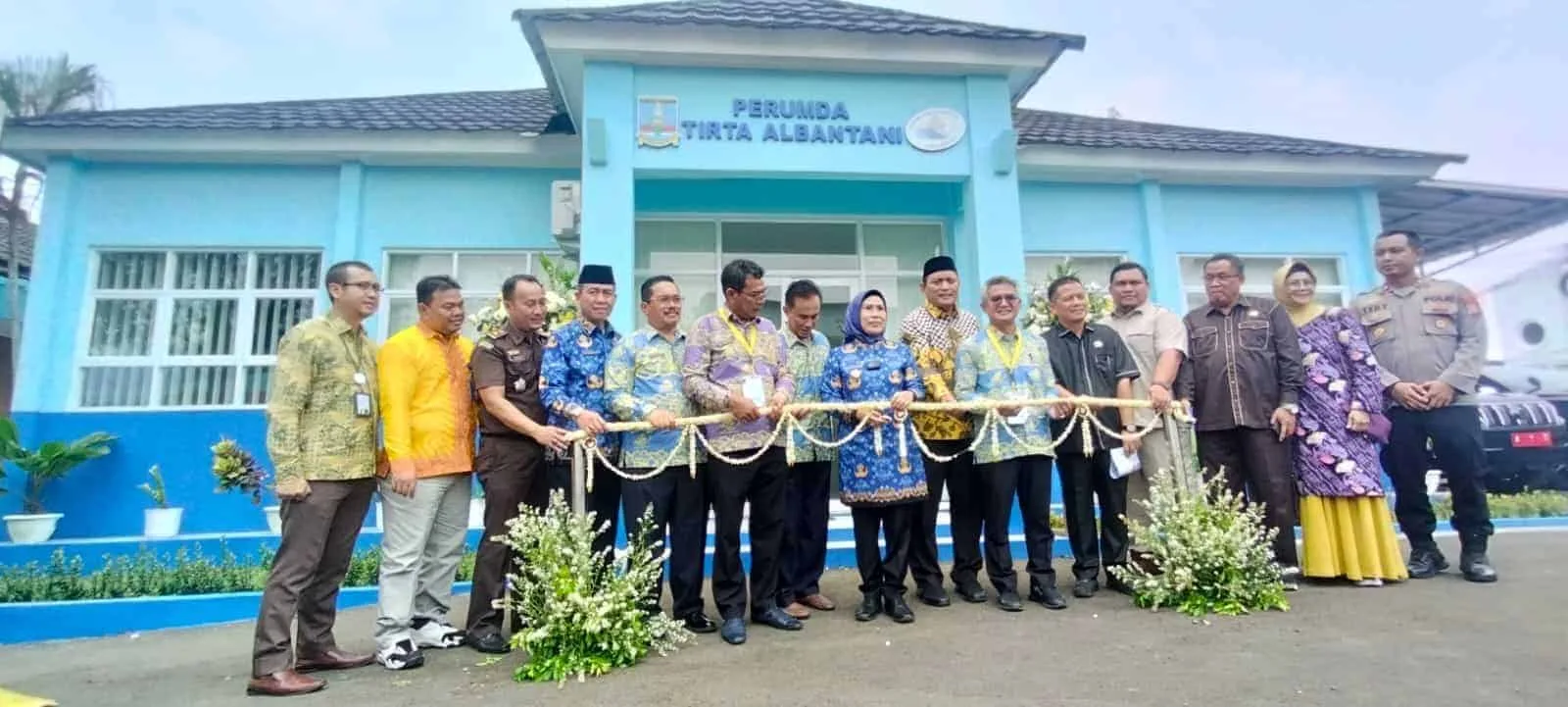 Bupati Serang Ratu Tatu Chasanah, meresmikan gedung pelayanan utama Perumda Tirta Albantani Kabupaten Serang, Selasa (17/10/2023). (SIDIK/SATELITNEWS.COM)