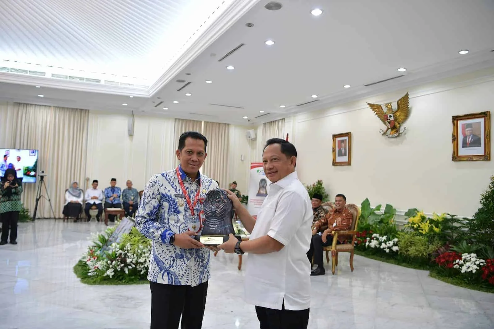 Lindungi 86 Ribu Pekerja Rentan, Pemkab Tangerang Terima Penghargaan Paritrana Award