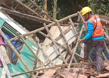 Sebuah rumah di Kecamatan Cikeusik, Kabupaten Pandeglang, ambruk akibat rapuh dimakan usia, Rabu (25/10/2023). (ISTIMEWA)