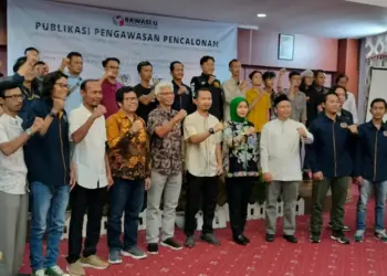 Komisioner Bawaslu Kabupaten Pandeglang, dan sejumlah wartawan, berfoto bersama. (ISTIMEWA)