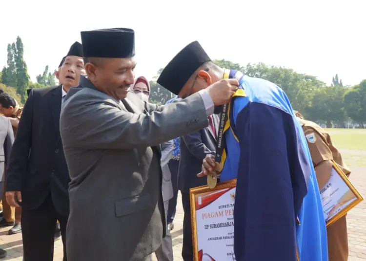 Sekda Pandeglang Ali Fahmi Sumanta, memberikan penghargaan di acara Peringatan Sumpah Pemuda, di Alun-alun setempat, Senin (30/10/2023). (FAHRIE/SATELITNEWS.COM)