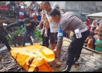 Petugas kepolisian mengevakuasi korban hangus, akibat rumahnya kebakaran, di Desa Kadudampit, Kecamatan Saketi, Kabupaten Pandeglang, Jumat (6/10/2023). (ISTIMEWA)